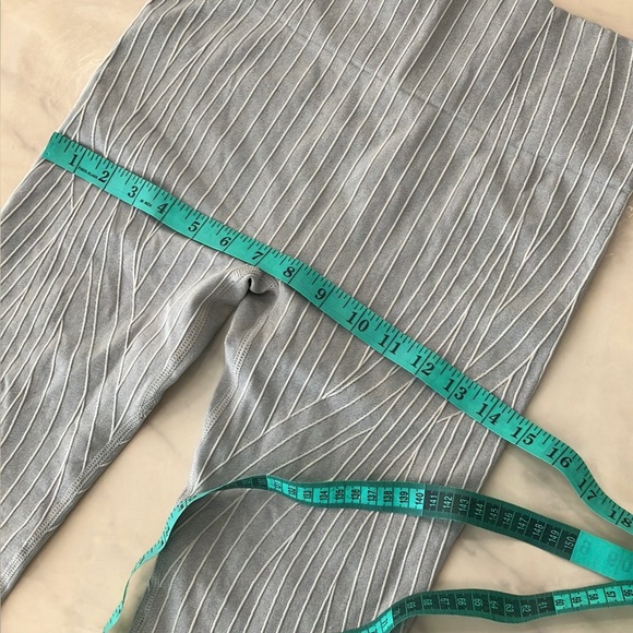 Fabletics Seamless High-Waisted Linework Leggings. - Picture 13 of 14